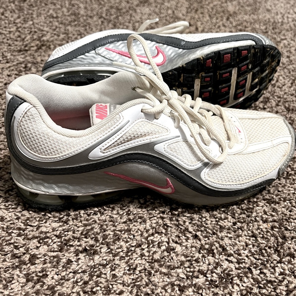 Nike women’s tennis shoes 8.5